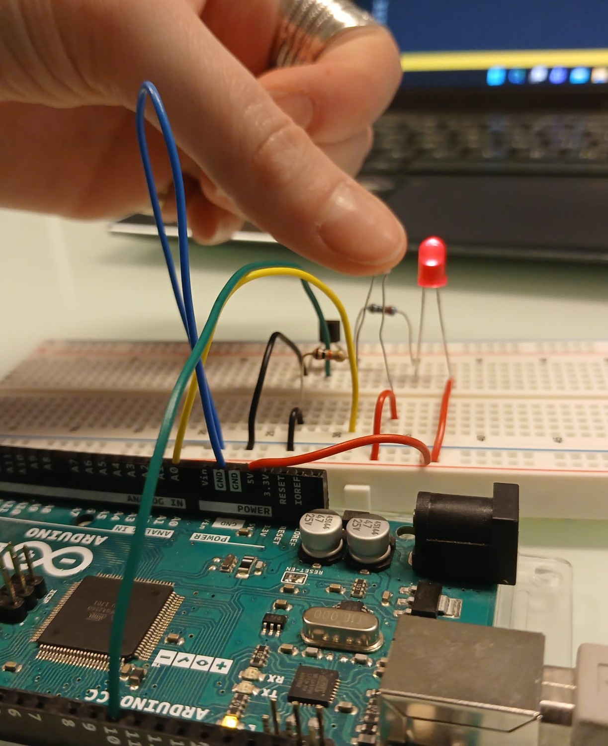 Montage transisto avec doigt.JPG